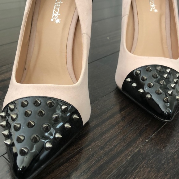 Edgy pumps with spiky hardware - Picture 3 of 7